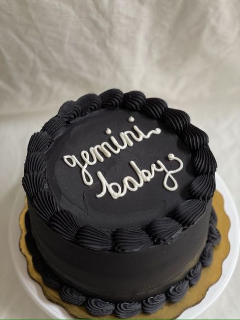 Gemini Cake Aesthetic, Birthday Cake Lettering, Birthday Cake Gemini, Gemini Baby Cake, Gemini Cake Ideas, Black Cake Aesthetic, Gemini Birthday Cake, 27 Birthday Cake, Gemini Cake