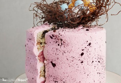 Speckled easter cake with nest recipe (ft DeDietrich) | The Little Blog Of Vegan Easter Cake Vegan, Crumb Coating A Cake, Gluten Free Easter, Easter Egg Cake, Easter Cake Recipes, Resipi Kek, Vegan Easter, Easter Snacks, Egg Cake