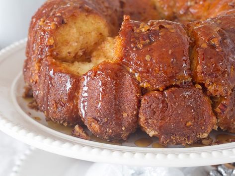 Food historian Gil Marks shares the history of Monkey Bread and a traditional recipe along with variations for this sweet treat in his regular column, American Cakes | ToriAvey.com #monkeybread #foodhistory #dessert #gilmarks #americancake #holidayrecipe #TorisKitchen Mini Cheeseburger, Beef Pie, Bubble Bread, American Cake, Hungarian Recipes, Coffee Cake Recipes, Food History, Monkey Bread, Looks Yummy