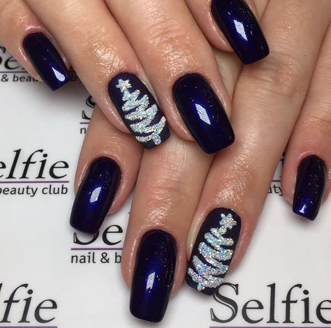 Latest Nail Trends 2020, Xmas Nail Art Designs, Blue Holiday Nails Acrylic, Sns Christmas Nails, Navy Christmas Nails, Navy Blue Christmas Nails, Christmas Blue Nails, Dark Blue Christmas Nails, Simple Winter Nails