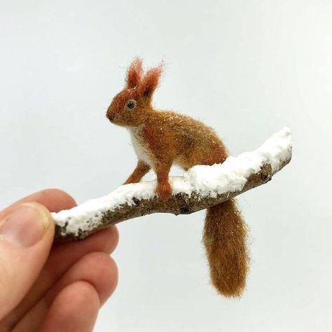 Artist Duo Create Adorable Woodland Animals Out of Felt Felting Crafts, Tovad Ull, Needle Felting Diy, To Try, Needle Felted Christmas, Needle Felting Tutorials, Needle Felting Projects, Felted Animals, Red Squirrel