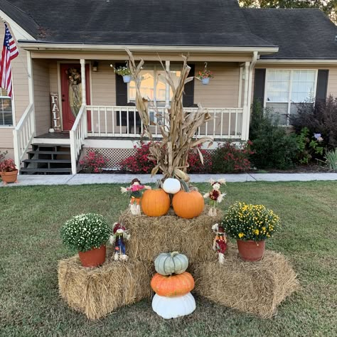 No Porch Fall Decor, Fall Decoration Outside, Fall Decor For Outside Yards, Autum Decorations Outdoor Front Porch, Cute Fall Outdoor Decorations, Hay Bells Fall Decor, Fall Decor Ideas For The Home Front Yard, Fall Outside Decor With Hay Bales, Outdoor Harvest Decor