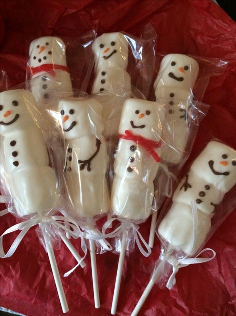 Chocolate covered marshmallow snowmen! Diy Christmas Presents For Family, Christmas Stall Ideas, Christmas Presents For Family, Dipped Marshmallows, Christmas Candy Crafts, Chocolate Dipped Marshmallows, Christmas Fair Ideas, Marshmallow Snowman, Presents For Family