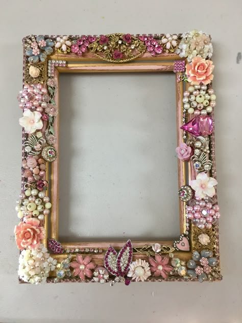 Decorate Picture Frames Diy, Emblished Picture Frames, Decorated Picture Frames, Decorated Picture Frames With Flowers, Beaded Photo Frame, Rhinestone Picture Frame, Mirror Design Ideas, Beaded Jeweled Picture Frame, Jeweled Picture Frame