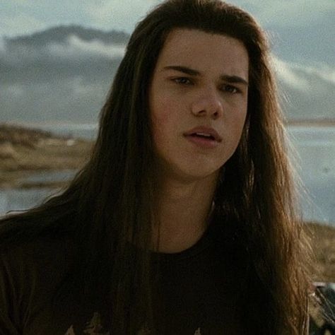 taylor lautner Jacob Twilight Long Hair, Jacob Black Long Hair, Taylor Lautner Long Hair, Jacob Twilight, Taylor Jacobs, Jacob Black Twilight, Long Hair Drawing, Twilight Jacob, Werewolf Aesthetic