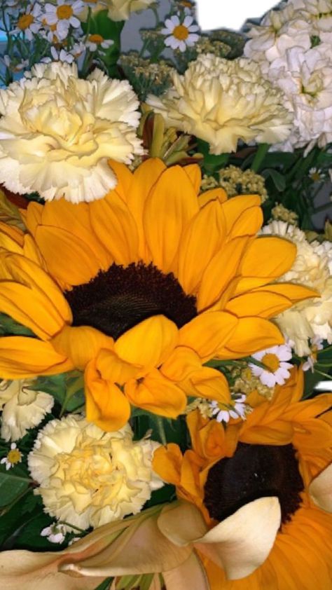 Sunflower In Bouquet, Yellow Aesthetic Flowers, Yellow Flowers Aesthetic, Aesthetic Flowers Bouquet, Yellow Flower Bouquet, Yellow Flowers Bouquet, Trending Summer Nails, Sunflower Bouquet, Snap Streak Ideas Easy