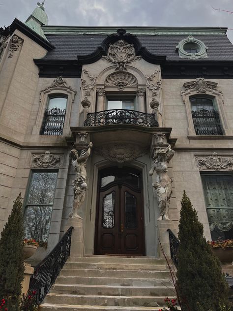 Old Academia House, Dark Academia Mansion Aesthetic, Mansions Dark Academia, Dark Academia Castle Bedroom, Modern Dark Academia House Exterior, Dark Academia Mansion Bedroom, Old Timey Mansion, Dark Academia Mansion Exterior, Dark Academia Home Exterior