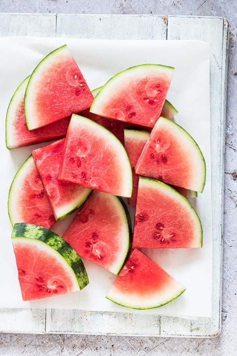 How To Cut A Watermelon, Veg Photography, Cut A Watermelon, Watermelon Wedge, Smoothie Popsicles, Vegetables Photography, Serving Ideas, Kitchen Hack, 5 Minute Meals