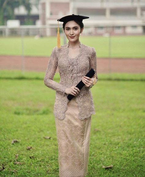 model kebaya batik wanita Kebaya Champagne, Kebaya Cream, Kebaya Wisuda Graduation, Kebaya Wisuda Non Hijab, Model Kebaya Modern Wisuda, Brokat Wisuda, Kebaya Wisuda Hijab, Model Kebaya Wisuda, Dres Batik