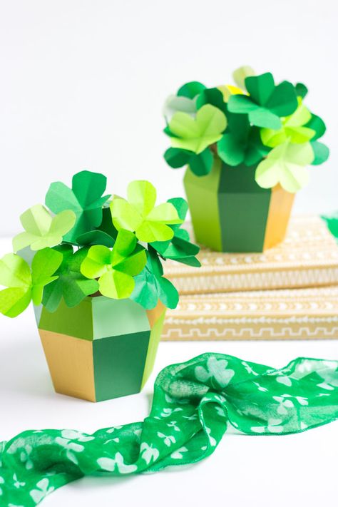 Check out these modern four leaf clovers - made from paper in minutes! Shamrock Craft, Fete Saint Patrick, St Patricks Crafts, St Patricks Day Crafts For Kids, St Patrick's Day Decorations, St Patrick's Day Crafts, Diy Pots, St Paddys Day, Origami Paper