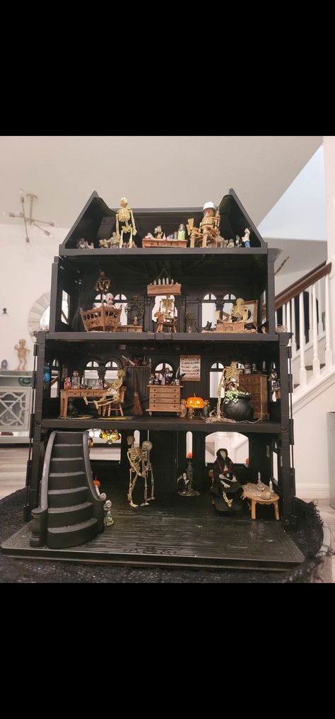 Haunted Dolls House, Diy Spooky Dollhouse, Dollhouse Haunted House Diy, Haunted Dollhouse Diy Ideas Interior, Haunted Barbie House Diy, Mini Haunted House Diy, Halloween Doll House Diy, Haunted Doll House Diy, Halloween Dolls House