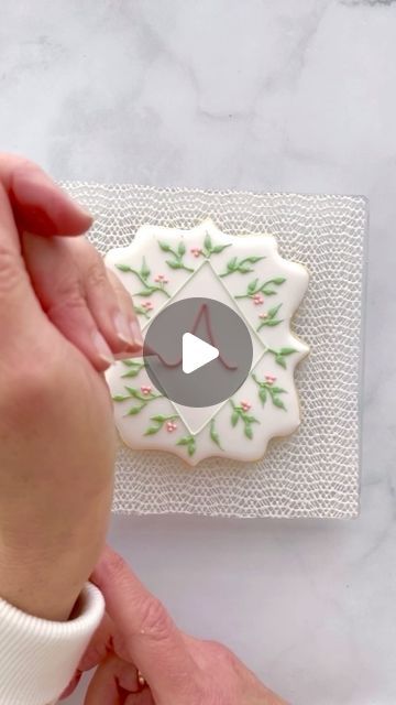 Simple Sugar Cookie Designs, Decorated Sugar Cookies Ideas, Flower Cookies Decorated, Cookie Decorating Videos, Royal Icing Piping, Pretty Monograms, Monogram Cookies, Royal Icing Flowers, Icing Piping