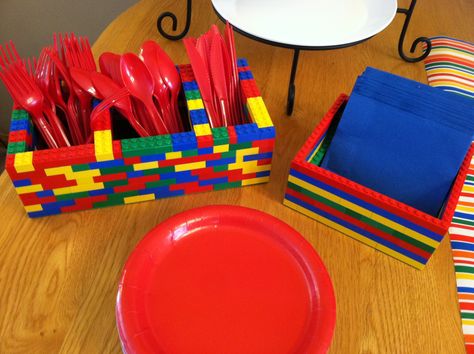 Lego Party Decorations, Party Utensils, 4de Verjaardag, Ninjago Birthday Party, Lego Themed Party, Lego Birthday Cake, Birthday Party Places, Ninjago Birthday, Ninjago Party