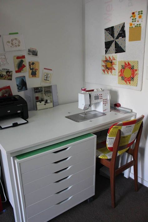 Make a sewing table. Sewing Desk, Sewing Machine Tables, Ikea Ideas, Table Ikea, Sewing Spaces, Sewing Machine Table, Ikea Table, Ikea Desk, Sewing Cabinet