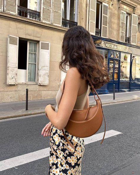 French Bag Brands: The 5 Labels To Know About In 2023 | Who What Wear French Handbags, French Capsule Wardrobe, Black Tie Attire, Street Style Bags, Timeless Chic, Paris Outfits, Purse Brands, French Women, Classic Bags