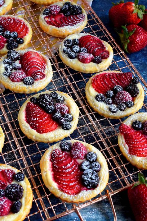 Puff Pastry Cream Cheese Fruit Tarts, Bougie Brunch, Fruit Danish, Puff Pastry Cream, Pastry Fruit, Monday Breakfast, Puff Pastry Recipes Dessert, Pastries Recipes Dessert, Puff Pastry Cream Puffs