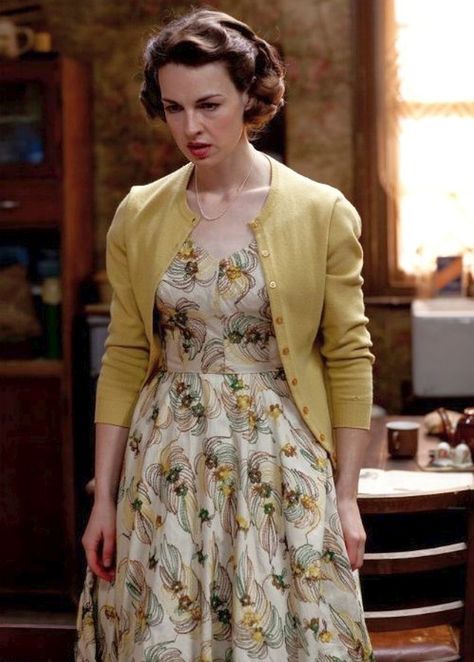 Jessica Raine, Vintage Capsule Wardrobe, Retro Fashion Outfits, 1950s Outfits, Call The Midwife, Fancy Costumes, Movie Fashion, Vintage Inspired Outfits, Casual Cardigans