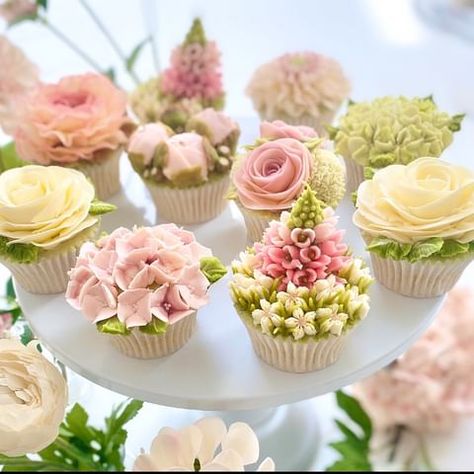 Blooming Marvellous Cakes | During my cupcake classes, so many comment how surprisingly therapeutic piping is. I couldn’t agree more! A very effect little flower in... | Instagram Flower Cake Pops, How To Pipe Roses, Cupcake Piping, Piping Flowers, Buttercream Roses, Cake Classes, Buttercream Cupcakes, Floral Cupcakes, Rose Cupcakes