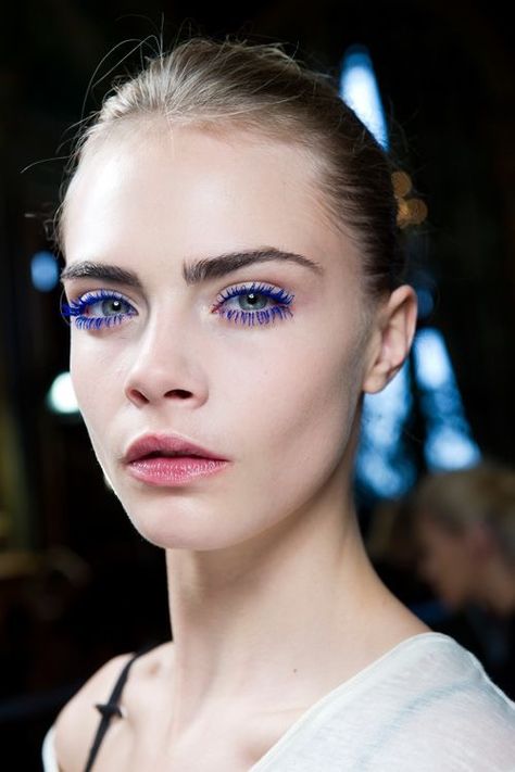 Makeup Runway, Make Up Color, Summer Makeup Trends, Colored Mascara, Blue Mascara, Beauty Crush, Smink Inspiration, Runway Makeup, Makeup Mascara