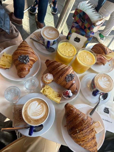 Breakfast In Italy Mornings, Italy Breakfast Aesthetic, Croissant Breakfast Aesthetic, Italian Breakfast Aesthetic, Breakfast European, Italian Croissant, France Breakfast, Italy Breakfast, Breakfast In Italy