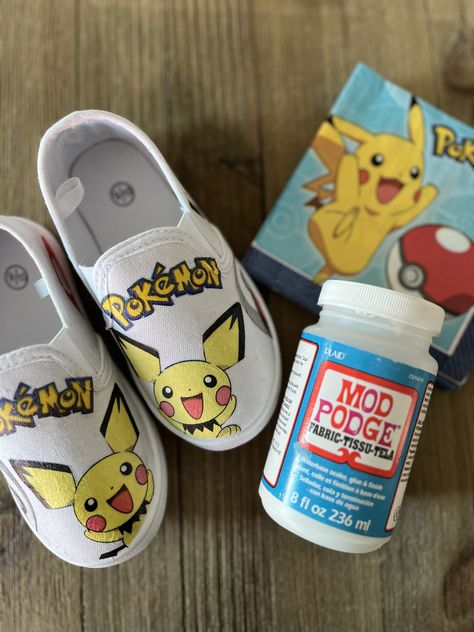 Modge Podge Canvas Shoes, Pokemon Shoes Diy, Stitch Shoes Diy, Diy Painted Canvas Shoes, Painted Shoes Diy Easy, Diy Canvas Shoes, Fabric Covered Shoes, Diy Boots, Decoupage Shoes