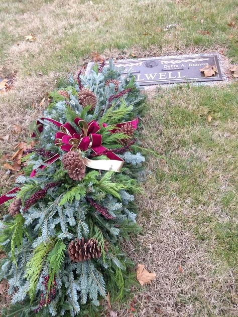 Gravesite Decorations Cemetery Ideas Diy, Grave Blankets Cemetery Christmas, Diy Grave Blankets For Christmas, Christmas Grave Wreaths, Christmas Grave Blankets, Grave Blankets Ideas, Gravesite Decorations Cemetery Ideas, Graveside Blankets, Christmas Grave Decorations