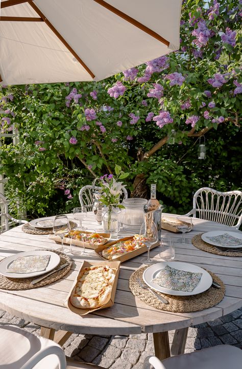 P I N S A MED LÖROM & RÄKOR – House of Philia House Of Philia, Outdoor Dining, Tablescapes, Living Spaces