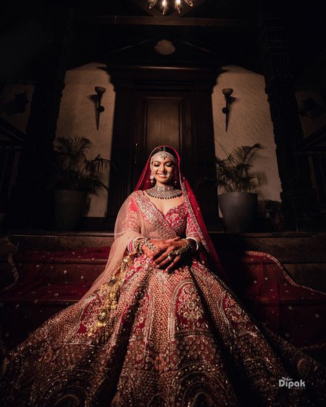 Bridal Sitting Poses Indian, Indore Bridal Pose, Indian Wedding Bride Poses, Bride Photoshoot Poses Photo Ideas, Wedding Bridal Photoshoot, Bridal Solo Poses, Bridal Shoot Poses Indian, Bride Single Poses, Bride Solo Poses