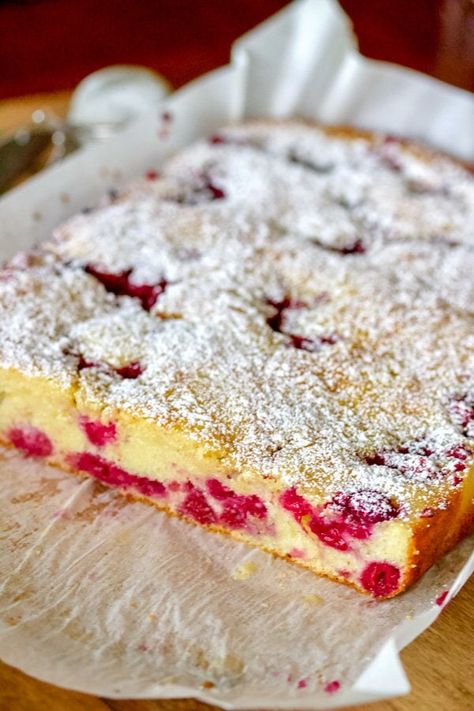 Fruit Coffee Cake, Buckle Cake, Raspberry Coffee Cake, Fruits In Season, Cottagecore Baking, Balkan Recipes, Sour Cherry Recipes, Raspberry Coffee Cakes, Coffee Minimalist