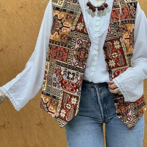 Waistcoat Casual Outfit Women, Tapestry Vest Outfit, Vintage Boho Style Outfits, Funky Vest Outfit, 80s Vest Outfits, Embroidered Vest Outfits, Vintage Vest Outfits For Women, Waistcoat Street Style, 70s Vest Outfits