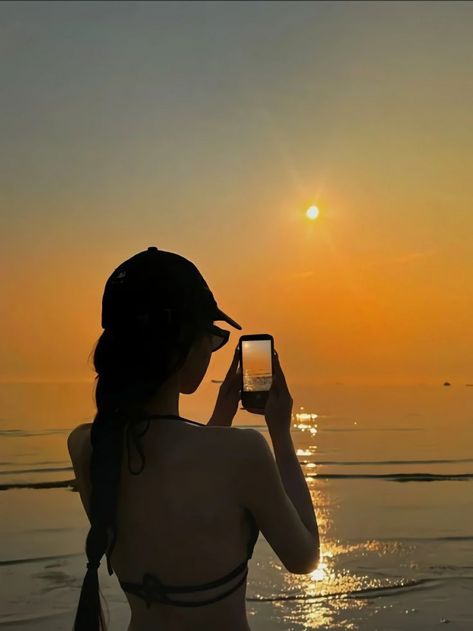 Camera Poses, Beach Photo Inspiration, 2025 Summer, Beach Instagram Pictures, Flipagram Instagram, Ig Poses, Belitung, Summer Picture Poses, Beach Picture