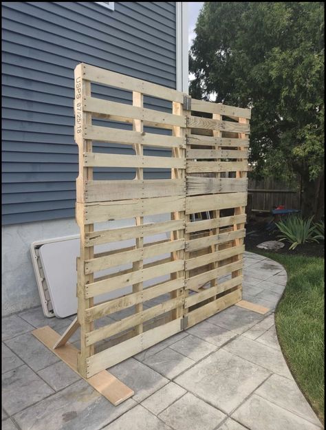 Pallet Backdrop, High School Graduation Party Decorations, Fall Deck, Backyard Graduation Party, Decorating Ideas For Fall, Graduation Party High, Boho Chic Home Decor, Senior Graduation Party, Graduation Open Houses