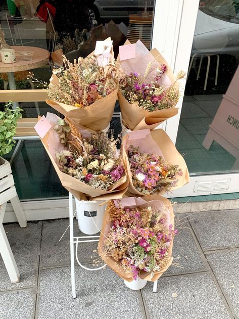 Dried Flowers Aesthetic Bouquet, French Flower Cart, Dried Flowers Aesthetic, Flower Shop Cafe, Flower Website, Flowers In Paris, Florist Cafe, Wedding Cart, Paris Shops