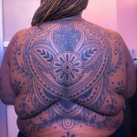 Black And Grey Back Tattoo, Back Tattoo Black Women, Back Tattoo Placements, Side Thigh Tattoos Women, Convention Tattoo, Black People Tattoos, Dark Skin Tattoo, Side Thigh Tattoos, Palm Tattoos