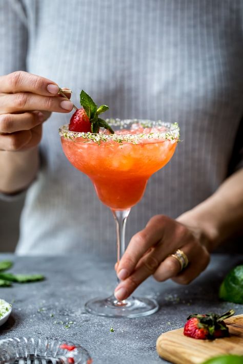 Take your margarita game to the next level with this Strawberry Champagne Margarita: Step by step guide to how to make margaritas Champagne Margarita Recipe, Champagne Margarita, Strawberry Margarita Recipe, Champagne Margaritas, Mexican Cocktails, Cocktail Fruit, Strawberry Lime, Strawberry Margarita, Strawberry Champagne