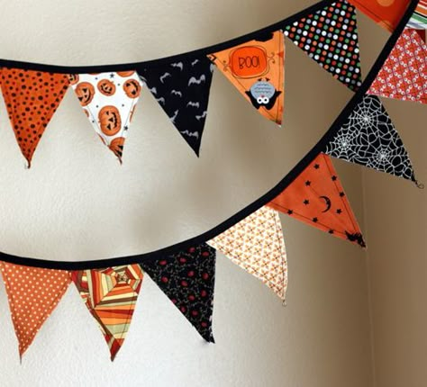 Diy Halloween Garland, Halloween Pennant, Halloween Fabric Crafts, Halloween Sewing Projects, Diary Of A Quilter, Fall Sewing Projects, Halloween Bunting, Casa Halloween, Halloween Sewing