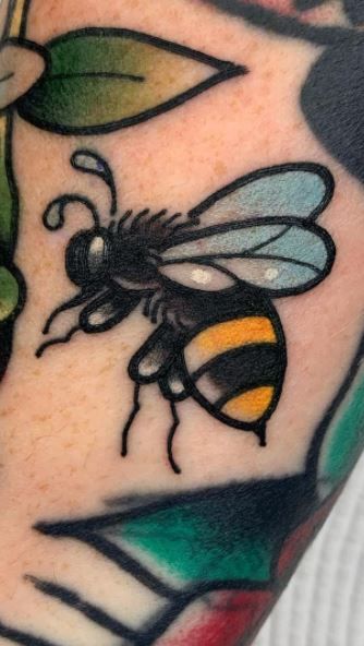 Cute Tattoo Fillers, Bumble Bee Tattoo Traditional, Traditional Style Bee Tattoo, American Traditional Bumble Bee Tattoo, Trad Bee Tattoo, American Traditional Tattoo Filler Ideas, Transition Tattoo Ideas, Tiny American Traditional Tattoos, Old School Small Tattoo