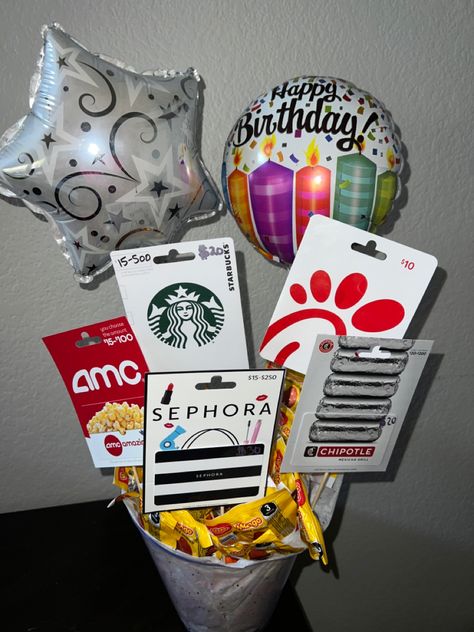 Birthday Gift Card Ideas Aesthetic, Birthday Gift Card Bouquet Ideas, Sweet 16 Gift Card Bouquet, Gift Card Bouquet Birthday Girl, Gift Cards Basket Ideas, Coworker Gift Ideas Birthday, Birthday Basket For Teenage Girl, Gift Cards Bouquet, Gift Card Basket Ideas Birthday