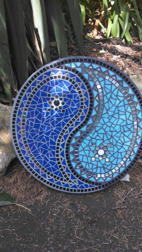 Yin-Yang; a taijitu expressed as a mosaic stepping stone [Source:The Trees Retreat - Heywood, Victoria] Tile Stepping Stones, Stepping Stones Garden, Mosaic Patio Table, Patio Wall Art, Garden Mosaics, Mosaic Stepping Stone, Mosaic Birdbath, Mosaic Stepping Stones, Stones Garden