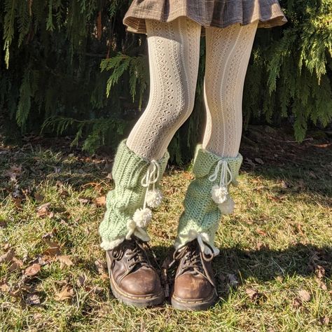 Crochet Projects Leg Warmers, Legwarmers Pattern Free, Crochet Legwarmers Aesthetic, Crochet Lace Leg Warmers, Fairy Leg Warmers, Chunky Crochet Leg Warmers, Cute Legwarmers Outfit, Legwarmers Crochet Pattern Free, Crochet Leg Warmers Aesthetic