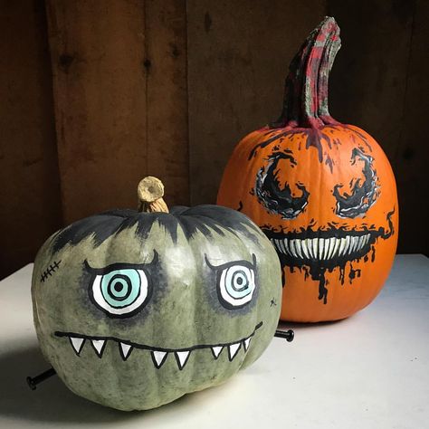 Painted Zombie Pumpkin, Creepy Pumpkin Painting Ideas, Frankenstein Painted Pumpkins, Spooky Painted Pumpkins, Scary Pumpkin Painting, Farm Wreath, Cute Painted Pumpkin Ideas, Frankenstein Pumpkin, Pumpkin Paint