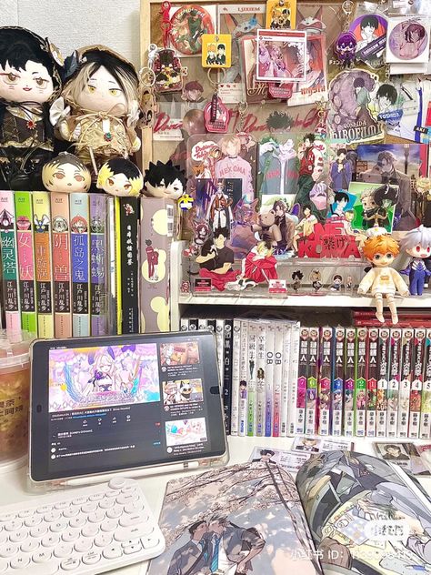 Anime Desk Decor Ideas, Anime Themed Desk, Desk Anime Aesthetic, Anime Style Room, Teenage Girl Room Ideas, Kawaii Room Ideas, Anime Desk, Cool Room Designs, Cozy Desk