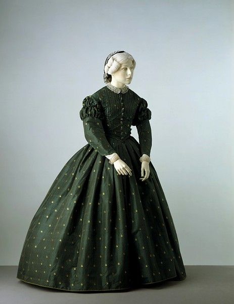 ca 1862 Silk, trimmed with silk braid and beads, lined with glazed cotton, edged with brush braid 1860s Dresses, 1860 Fashion, 19th Century Clothing, Green Silk Dresses, 1800s Fashion, 19th Century Fashion, Century Clothing, Antique Clothing, Old Fashion