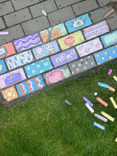 Chalk On Sidewalk, Summer Crafts Aesthetic, Stuff To Draw With Chalk, Summer Sidewalk Chalk, Chalk Aesthetic, Ideas For Summer Activities, Summer Chalk Art, Hobbies Aesthetic, Summer Hobbies