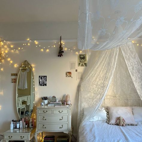 Where To Place Bed In Bedroom, Autumn Room, Winter Bedroom, Pretty Room, Dreamy Room, Dream Room Inspiration, Room Makeover Inspiration, Tops Casual, House Room