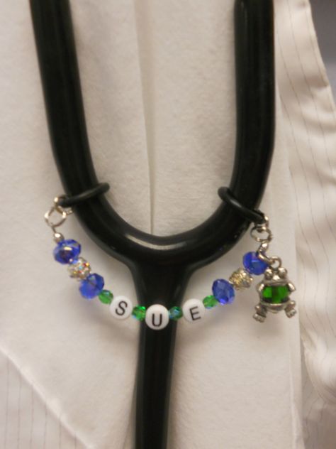 Handmade- Beaded Stethoscope Name Tag. Can be done in any colors & charms Nurse Accessories Diy, Diy Nurse Badge Holders, Beaded Stethoscope, Stethoscope Case, Catheter Bag, Stethoscope Name Tag, Stethoscope Accessories, Nurse Accessories, Stethoscope Tag