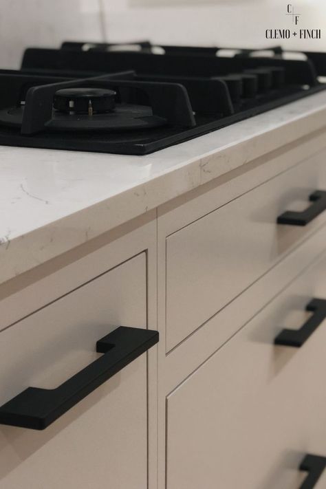 white contemporary kitchen with black knurled pull handles Black Cabinet Handles Kitchen, Black Kitchen Cabinet Handles, Kitchen Black Handles, Black Handle Kitchen, Kitchen Unit Handles, Cashmere Kitchen, Modern Cabinetry, Black Kitchen Handles, Kitchen Drawer Handles