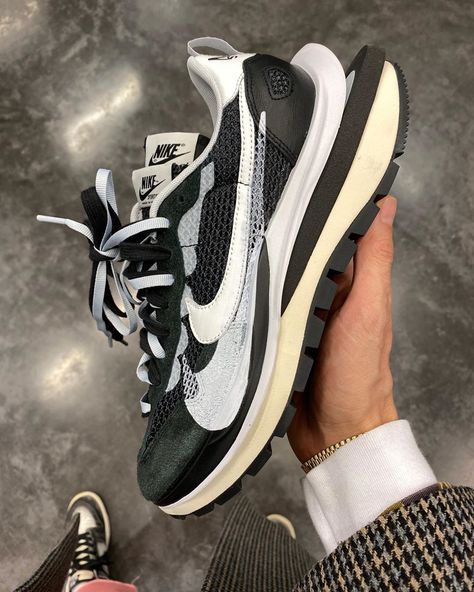 Sacai x Nike Pegasus VaporFly SP Black White Sacai Vapor Waffle, Nike Sacai, Nike Pegasus, Nike Vapor, Sneaker Release, New Sneakers, Sneaker Collection, Walkers, White Nikes