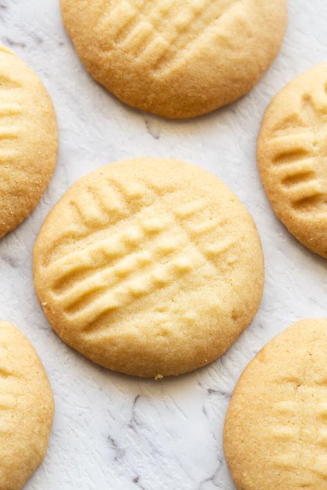 Keto Shortbread are delicious butter cookies made with almond flour and ZERO sugar- Buttery, crumbly and ready in 20 minutes! Mia Recipes, Dietary Recipes, Keto Shortbread Cookies, Keto Shortbread, Peppermint Treats, Keto Treats, Keto Christmas, Buttery Shortbread Cookies, Keto Candy