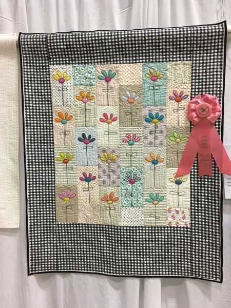 Beaumont 2018 Quilt Show | and sew it began Quilt Flowers Ideas, Flower Applique Quilt Patterns, Girl Quilts Patterns, Flower Quilt Patterns, Asian Quilts, Quilted Wall Hanging, Quilting Board, Start Quilting, Applique Quilt Patterns